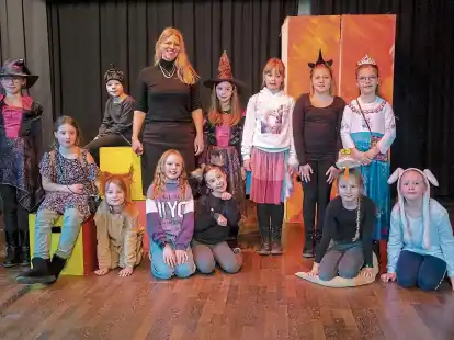 Dr. Anja Belemann-Smit mit ihrem jungen Ensemble (von links): Kimberly Schulze, Marlena Woelk, Mika Brendel, Lotte Alex, Ebba Oldewurtel, Lina Ihben, Luisa Gr&uuml;n, Gesa Kleyhauer, Ida Burkhardt, Lara Becker, Wiebke Feigenbutz und Kim Rosendahl.