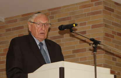 Bodo Gideon Riethm&uuml;ller, Beisitzer der J&uuml;dischen Gemeinde zu Oldenburg, lobte das Wildeshauser Modell des Holocaust-Gedenkens entlang von Schulprojekten. BILD: Thilo Schr&ouml;der