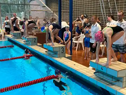 Vom Startblock ins Wasser: In Wardenburg wurden die Kreismeisterschaften im Schwimmen über die kurzen Strecken ausgetragen.