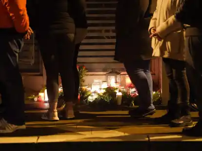 Menschen gedenken der Opfer der Messerattacke im Bahnhof von Brokstedt.