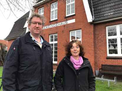 Derzeit etwas ratlos: der stellvertretende Kirchenratsvorsitzende Albert Ohling und Pastorin Frauke Focke vor dem Gemeindehaus aus dem Jahr 1913.