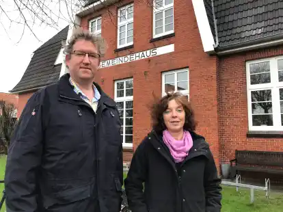 Derzeit etwas ratlos: der stellvertretende Kirchenratsvorsitzende Albert Ohling und Pastorin Frauke Focke vor dem Gemeindehaus aus dem Jahr 1913.