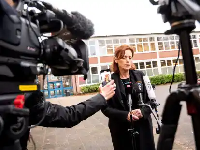 Schleswig-Holsteins Bildungsministerin Karin Prien besucht die Schule in Neum&uuml;nster, auf die die Opfer des Messerangriffs gingen.