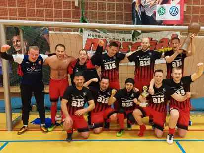 Ausgelassen feierten die Spieler des FC Zetel III den Gewinn des Turniers der unteren Kreisklassen-Teams beim Klinker-Cup.