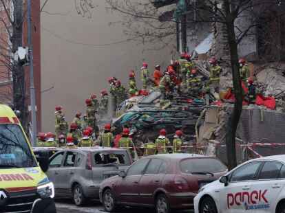 Rettungskr&auml;fte arbeiten am Einsatzort nach der  Gasexplosion in einem dreist&ouml;ckigen Wohnhaus in Kattowitz.