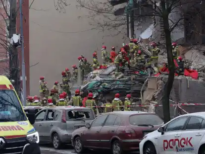 Rettungskr&auml;fte arbeiten am Einsatzort nach der  Gasexplosion in einem dreist&ouml;ckigen Wohnhaus in Kattowitz.