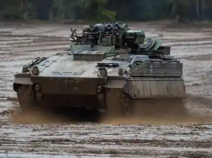 Ein Sch&uuml;tzenpanzer der Bundeswehr vom Typ Marder w&auml;hrend einer &Uuml;bung in Niedersachsen.