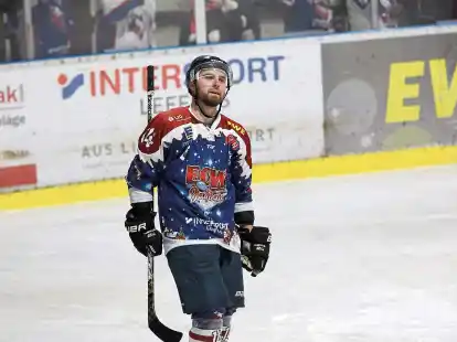 Die Weihnachts-Trikots (hier von Sergejs Piskunovs) kommen nach dem Spiel unter den Hammer.