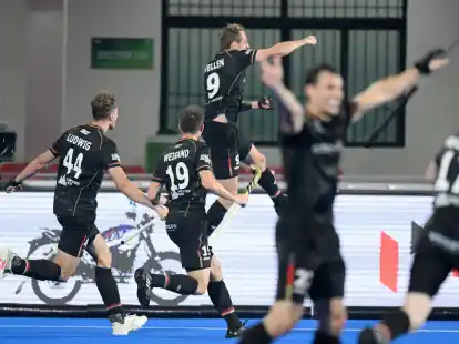 Niklas Wellen (M) jubelt nach seinem Treffer kurz vor Spielende.