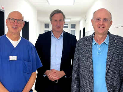 Engere Kooperation verkündet: der Auricher Chefarzt der Gynäkologie, Dr. Helmut Reinhold, Geschäftsführer Dirk Balster und der Emder Gynäkologie-Chefarzt Dr. Andreas Witt.