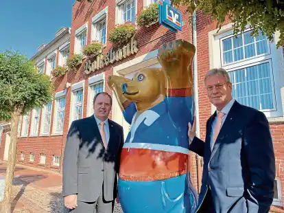 Die Vorstandsmitglieder der Volksbank Esens Helmut Hicken (l.) und Jan-Siefke Dirks. Die Volksbank Esens m&ouml;chte enger mit der Raiffeisen-Volksbank Fresena mit Sitz in Norden zusammenarbeiten.