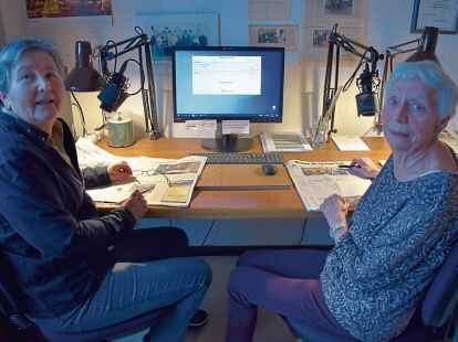 Ilona Neugebauer (links) und Inge Hobben bereiten sich im kleinen Tonstudio des DRK-Kreisverbandes auf die Nachrichtenaufzeichnung vor.