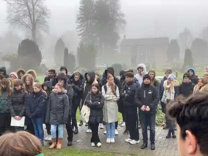 Projekt des Seminarfachs Geschichte am Gymnasium Brake: Auf dem evangelischen Friedhof wurde der Opfer des Nationalsozialismus gedacht.