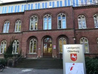 Prozess vor dem Landgericht Oldenburg: Einem Mann wird vorgeworfen, seine Ehefrau aus dem Fenster geworfen zu haben, weil diese ihm nachts kein Essen gekocht hatte. Nun hat der 40-J&auml;hrige angeblich einen Nervenzusammenbruch erlitten.