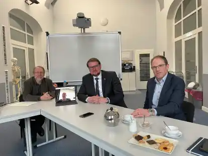 Machen gemeinsame Sache: RKsH-Gesch&auml;ftsf&uuml;hrer Holger Rodiek, der &uuml;bers Tablet zugeschaltete Stadtrat Volker Grendel, Oberb&uuml;rgermeister Tim Kruithoff und Rettungsdienst-Leiter Andree Heinks.