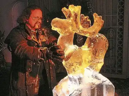 Christian Fischer gilt als das Urgestein der Eisbildhauer-Szene. Er ist von Anfang an in Schortens dabei. Der aus Frankfurt stammende Fischer sieht sich aber selbst  eher als Handwerker, statt als K&uuml;nstler.