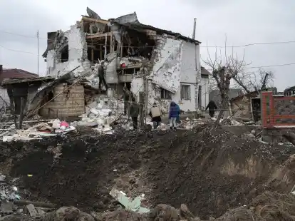 Bild der Zerst&ouml;rung:&nbsp;Ein Krater einer Explosion ist neben einem zerst&ouml;rten Haus nach einem Raketenangriff in Hlewacha zu sehen.