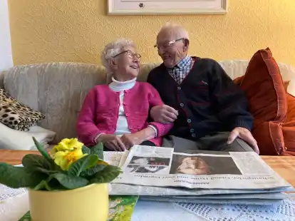 Er feiert am Sonntag seinen 100. Geburtstag: Oskar Schreiber mit Ehefrau Anni. Die beiden hatten gemeinsam viele Jahre lang die Nordwest-Zeitung in Bad Zwischenahn ausgetragen. Gefeiert wird mit rund 60 G&auml;sten aus dem Familienkreis.