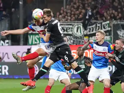 Hannover 96 (schwarze Trikots) konnte zumindest einen Punkt aus Kiel mit nach Hause nehmen.