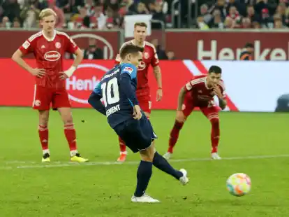 Philipp Klement (M) schoss Kaiserslautern in D&uuml;sseldorf zum Sieg.