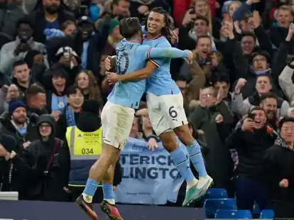 Manchester Citys Nathan Ake (r) und Jack Grealish feiern den Sieg gegen den FC Arsenal.