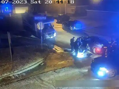 Ein Standbild aus dem von der Stadt Memphis teilweise geschw&auml;rzten Video zeigt den brutalen Angriff auf Tyre Nichols durch f&uuml;nf Polizisten. Die Beamten wurden inzwischen entlassen und wegen Mordes zweiten Grades und anderer Vergehen angeklagt.