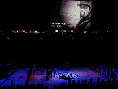 Die Fans und Spieler der Memphis Grizzlies und der Minnesota Timberwolves gedenken Tyre Nichols in einer Schweigeminute.