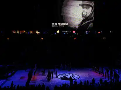 Die Fans und Spieler der Memphis Grizzlies und der Minnesota Timberwolves gedenken Tyre Nichols in einer Schweigeminute.