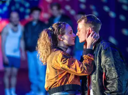 Die Schauspieler Annika Hauffe und Oscar Hoppe im St&uuml;ck 