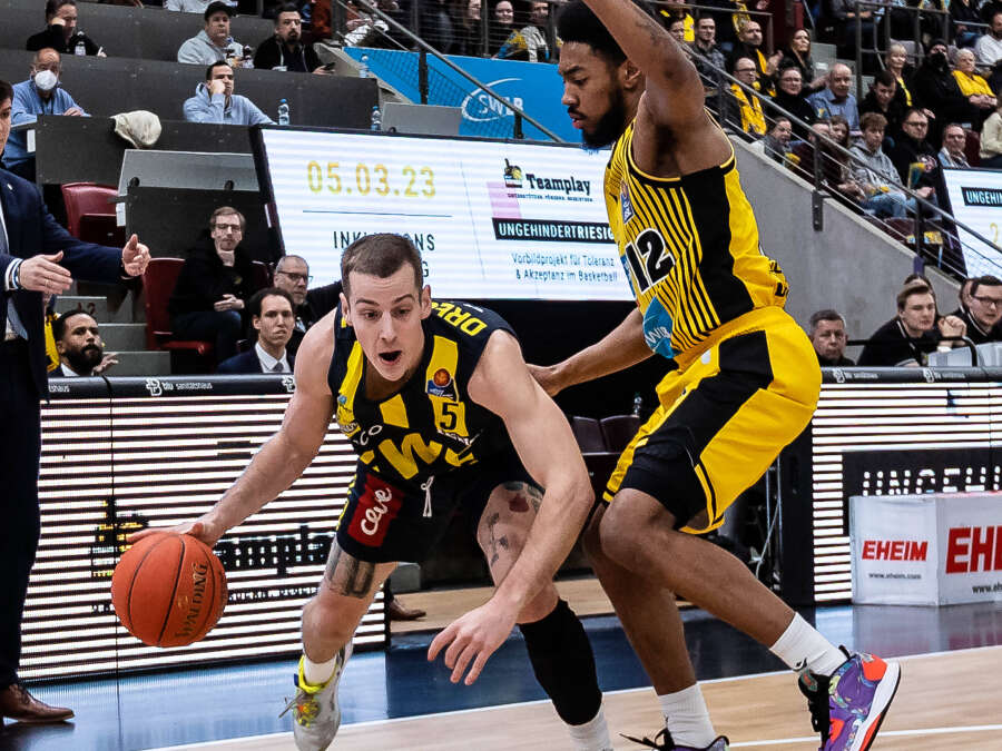 BasketballBundesliga EWE Baskets Oldenburg feiern knappen