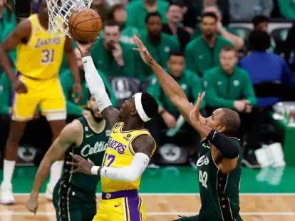 Nationalspieler Dennis Schr&ouml;der (M.) verlor mit den Lakers in Boston.