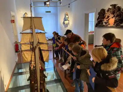 Anschauungsunterricht: Kapit&auml;n J&ouml;rg-Peter Schulz erkl&auml;rt den Grundschulkindern den Aufbau eines Segelschiffes.