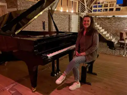 Freut sich, die K&uuml;nstler nach der Corona-Zeit wieder in &bdquo;Lohn und Brot&ldquo; zu bringen: Kathrin Haarstick in ihrem Rysumer Fuhrmannshof.