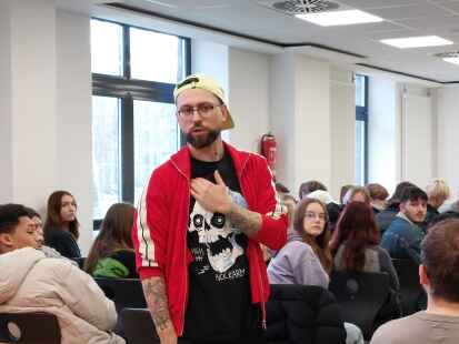 Erz&auml;hlte den Neuntkl&auml;sslern am Max-Windm&uuml;ller-Gymnasium schonungslos von seiner Suchtgeschichte &ndash; und wie er am Ende noch die Kurve bekam: Ex-Junkie und Bestseller-Autor Dominik Forster aus N&uuml;rnberg.