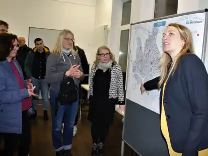 Soll es Carsharing in Petersfehn und Ofen geben: Klimaschutzmanagerin Laura Helen Finger (rechts) mit Interessenten beim Schaubild f&uuml;r den Ort Ofen. Bei der Veranstaltung wurde bereits &uuml;ber konkrete Standorte gesprochen.