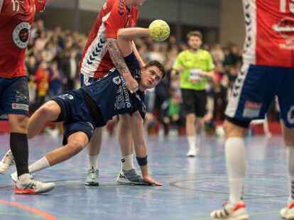 Kein Durchschlag im Angriff: Sven Eberlein (hier am Ball) und der Wilhelmshavener HV m&uuml;ssen sich nach desolater Angriffsleistung bei Aufsteiger Hamburg-Nord mit einer Punkteteilung zufriedengeben.