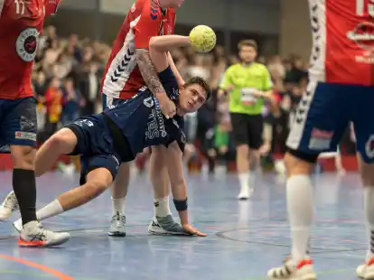 Kein Durchschlag im Angriff: Sven Eberlein (hier am Ball) und der Wilhelmshavener HV m&uuml;ssen sich nach desolater Angriffsleistung bei Aufsteiger Hamburg-Nord mit einer Punkteteilung zufriedengeben.