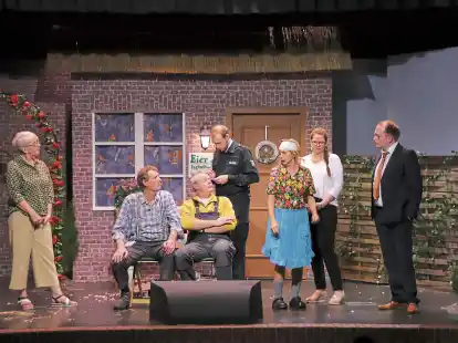 Szene aus dem plattdeutschen Theaterst&uuml;ck&bdquo;Eier... logisch... biologisch&ldquo;:  Knecht Hinnerk und sein Freund Karl am&uuml;sieren sich k&ouml;stlich, als um die Aufkl&auml;rung des Kopfverbandes der Nachbarin Gesche geht.