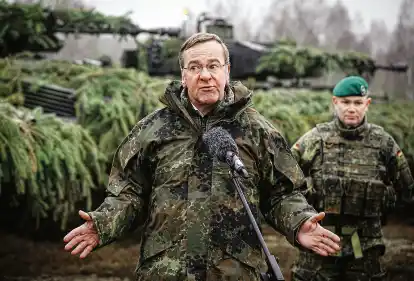 Auf dem Truppen&uuml;bungsplatz in Altengrabow (Sachsen-Anhalt) hatte Boris Pistorius (SPD, vorne) am Donnerstag erstmals als Verteidigungsminister direkt die Truppe besucht. An diesem Montag wird ihn die Suche nach einer L&ouml;sung des gro&szlig;en Bundeswehr-Puzzles zum Einsatzf&uuml;hrungskommando in Schwielowsee (Brandenburg) f&uuml;hren.