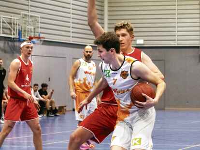 Erzielte bei seinem Deb&uuml;t f&uuml;r die BTB Royals acht Punkte: Johannes P&uuml;tter (am Ball)