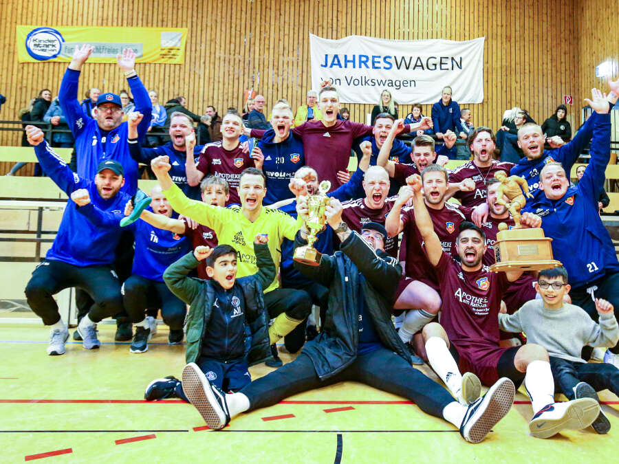 Hallenfußball FC Zetel jubelt nach Finaldrama beim KlinkerCup