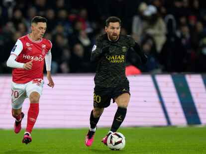 PSG-Superstar Lionel Messi (r) im Laufduell mit Alexis Flips von Stade Reims.
