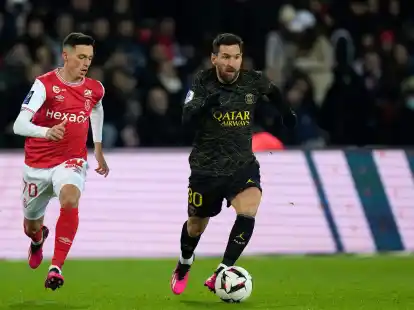 PSG-Superstar Lionel Messi (r) im Laufduell mit Alexis Flips von Stade Reims.