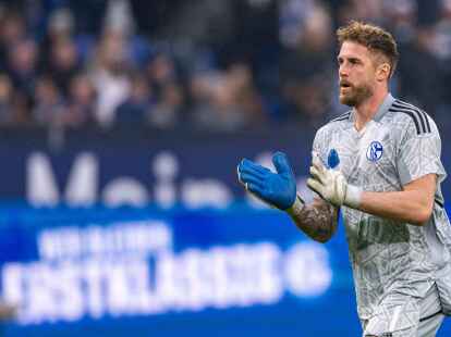 Schalkes Torwart Ralf F&auml;hrmann betritt das Stadion.