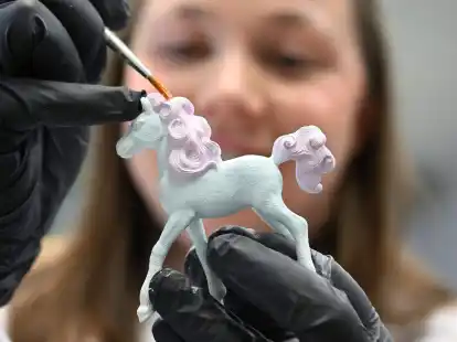 Eine Mitarbeiterin des Spielfigurenherstellers Schleich bemalt am Firmensitz in Schw&auml;bisch Gm&uuml;nd einen Prototypen einer neuen Figur.