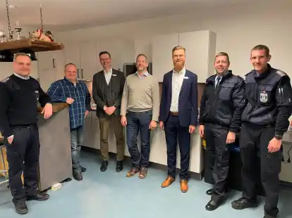 Besichtigten die neue K&uuml;che (von links): Jochen Luther, Steve Stimming, Olaf Harbers (LzO), J&ouml;rn Ahlers (M&ouml;bel Ahlers), Thede Ohmstede (LzO), Tim Nixdorf und Sven Pfaff.