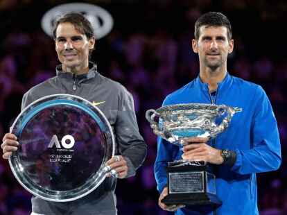Tennis-Weltstars unter sich: Rafael Nadal (l)  Novak Djokovic nach dem Australian-Open-Finale 2019.