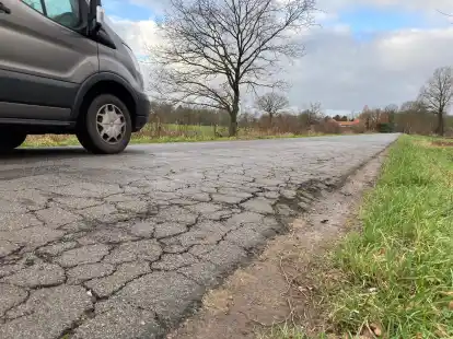 Besch&auml;digungen an der Hermann-L&ouml;ns-Stra&szlig;e im Kayhausermoor: Anwohner berichten, dass sie unter den Autofahrern gelitten haben, die w&auml;hrend der Sanierung der Oldenburger Stra&szlig;e auf Schleichwegen unterwegs waren.
