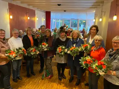 Blumen f&uuml;r die Aktivposten der Kirchhatter Landfrauen: (von links) Ulrike Brandt, Rita Wilkens, Tina Harfst, Ellen Eylers, Sybille Gimon, Ria Schr&ouml;der, Marlies Schweers-Weye, Johanna Biebert, Gunda Rabe und Ingrid Hollmann.