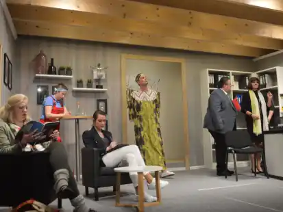 Viel Trubel gibt es im B&uuml;ro von Minister Brammer (2. von rechts). Sowohl Halbschwester Kamilla (von links) als auch Hausmeisterin Kerstin, Praktikantin Larissa, der selbst ernannte K&ouml;nig Tutu und Sekret&auml;rin Sabine haben ihre eigenen Vorstellungen von der Arbeit eines Ministers.